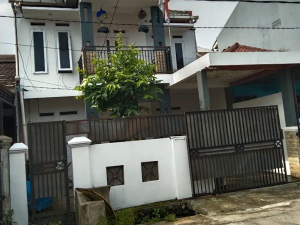 Rumah Cantik 2 lantai di dalam komplek perumahan di Depok