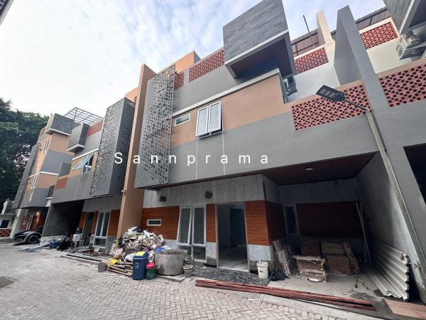 Private dan Premium Townhouse Jagakarsa, 3 Lantai + Rooftop (rn)