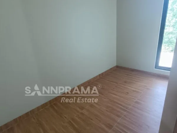 Interior ruang tamu rumah minimalis modern di Cluster Limo Depok