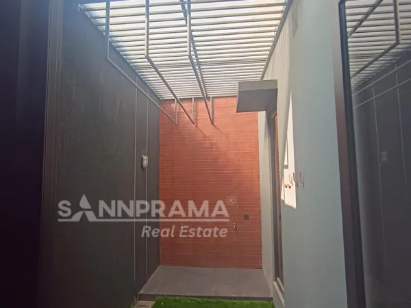Rumah dijual di Cluster Limo dengan desain fasad modern dan taman kecil