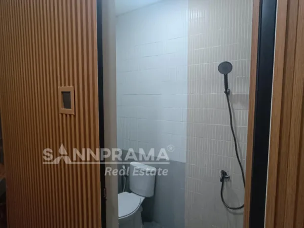 Interior ruang tamu rumah minimalis modern di Cluster Limo Depok