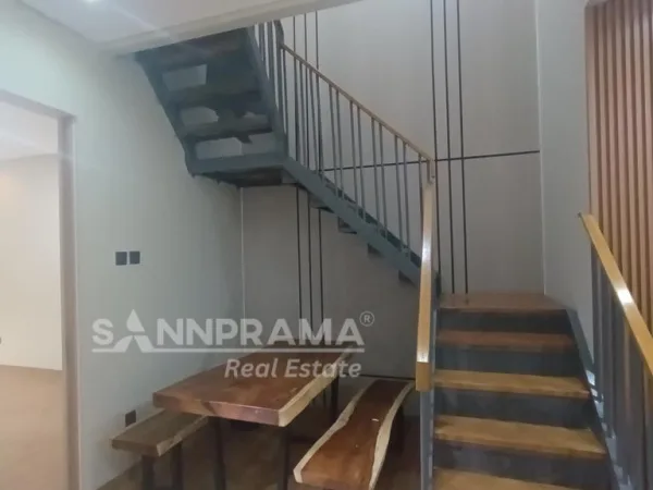 Interior ruang tamu rumah minimalis modern di Cluster Limo Depok