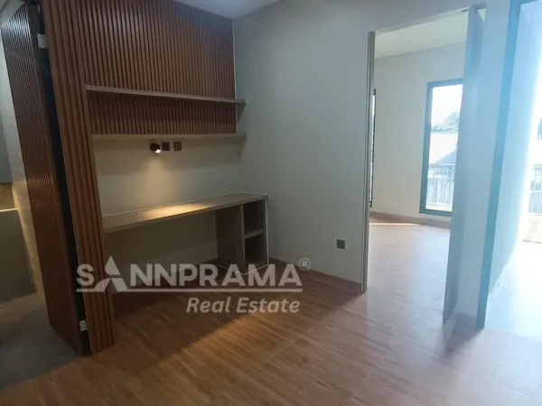 Interior ruang tamu rumah minimalis modern di Cluster Limo Depok