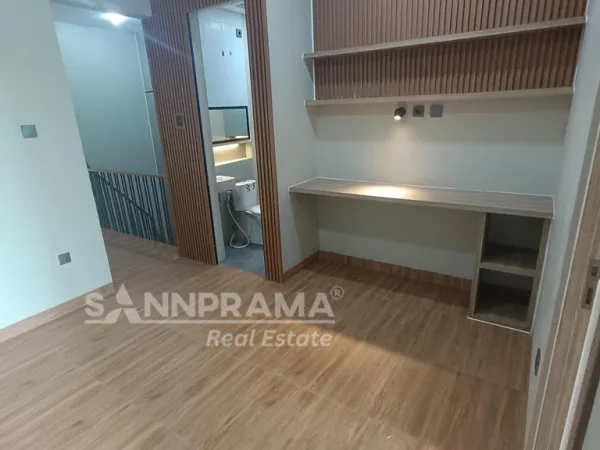 Interior ruang tamu rumah minimalis modern di Cluster Limo Depok