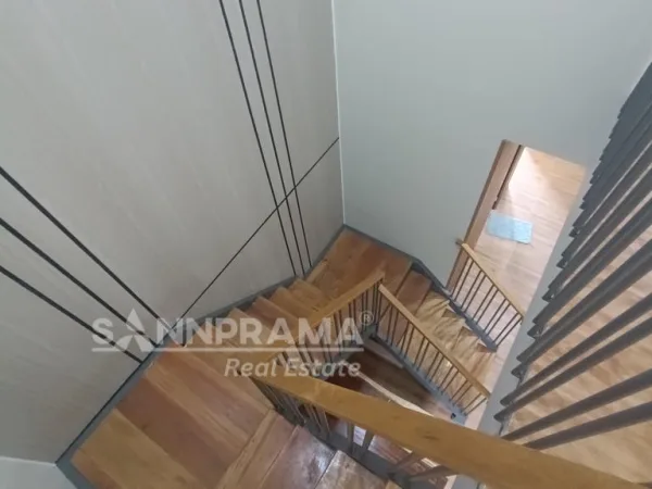 Interior ruang tamu rumah minimalis modern di Cluster Limo Depok